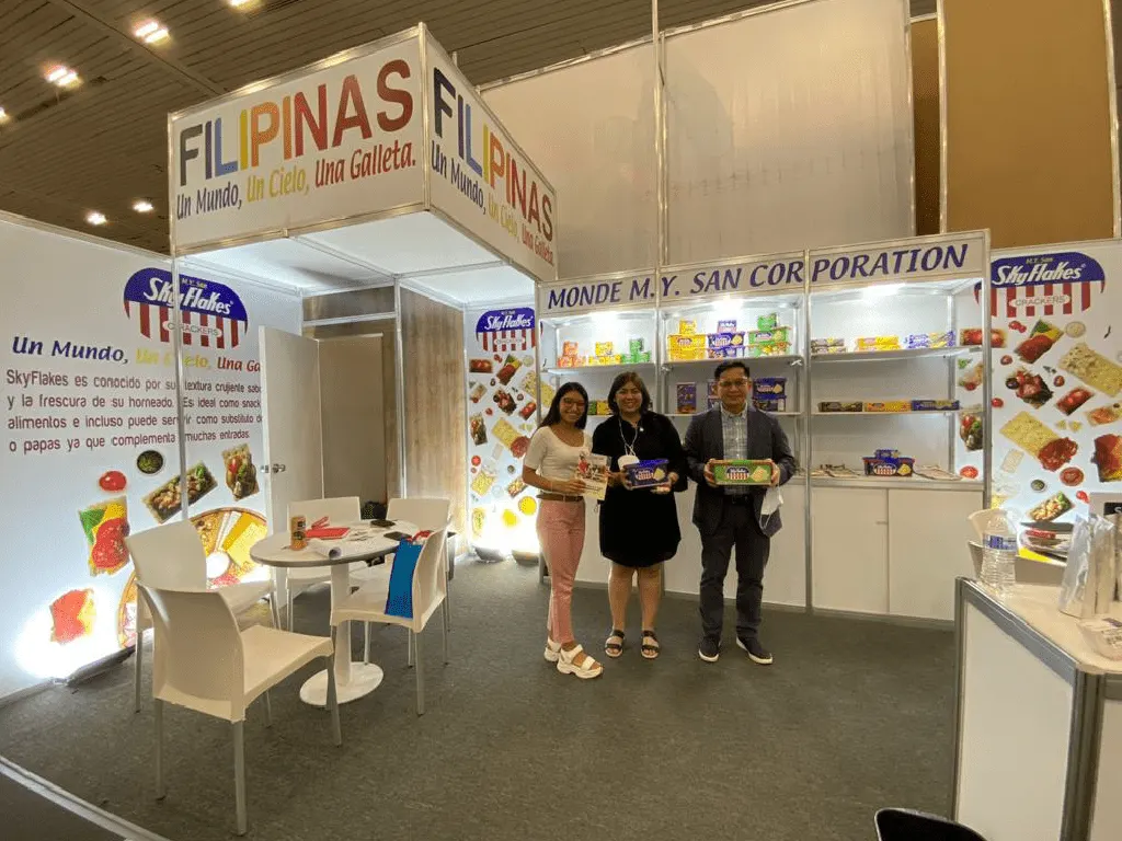 Stand de Filipinas en Expo ANTAD con intérprete