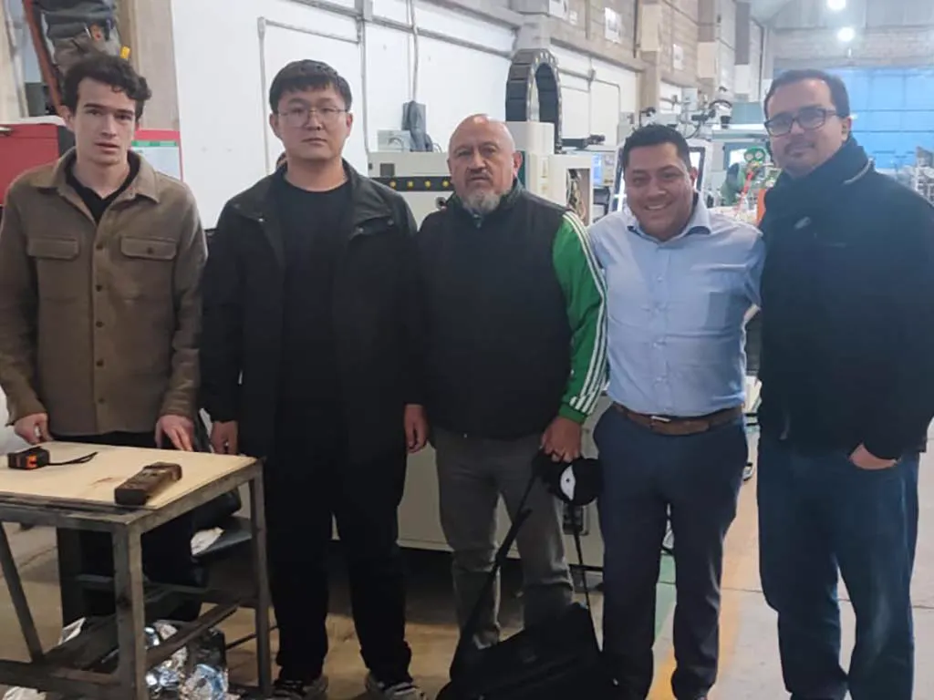 Intérprete acompañante con equipo técnico en una fábrica de Puebla