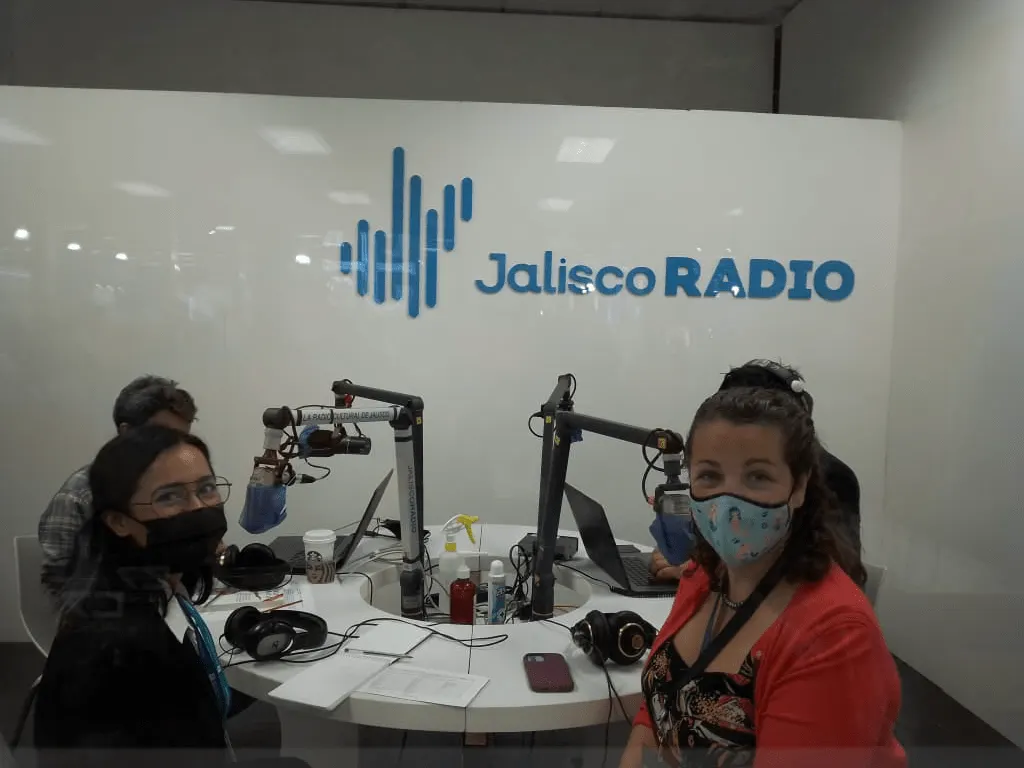 Intérprete consecutiva en cabina de Radio Jalisco junto a una autora estadounidense