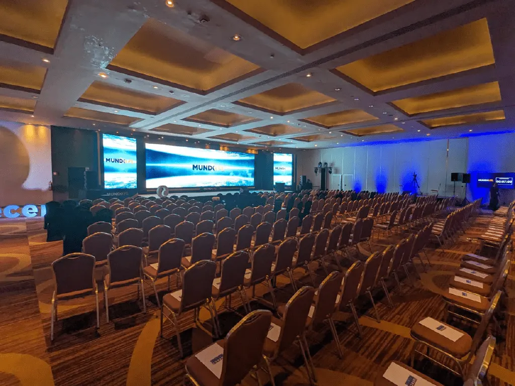 Salón del Hotel Sheraton preparado para un evento internacional con interpretación